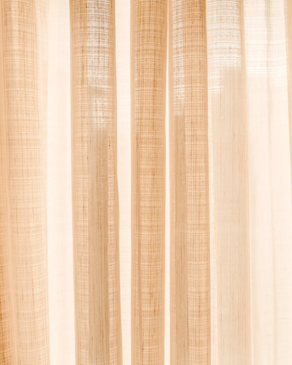 Luz del sol a través de unas cortinas de lino